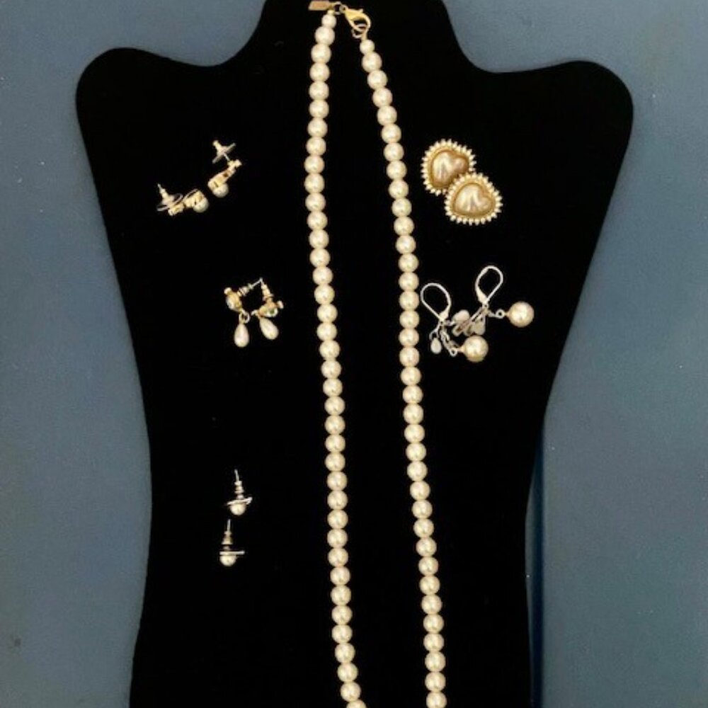 Faux pearl costume jewelry lot.